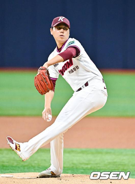 [OSEN=고척, 박준형 기자] 25일 오후 서울 고척스카이돔에서 2026 신한 SOL KBO리그 키움 히어로즈와 삼성 라이온즈의 경기가 진행됐다.이날 키움은 하영민을, 삼성은 원태인을 선발투수로 내세웠다.1회초 키움 선발투수 하영민이 역투하고 있다.    2026.04.25 / soul1014@osen.co.kr