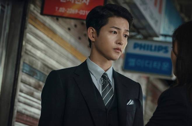 송중기가 출연한 드라마 ‘빈센조’ 속 한 장면. 보조출연자의 상황을 먼저 살핀 촬영장 일화가 전해졌다. 사진=tvN 제공