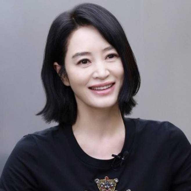 김혜수가 과거 촬영 현장에서 다친 스태프를 챙기고 병원비까지 지원했던 일화가 전해졌다.&nbsp;사진=김혜수 인스타그램 캡처