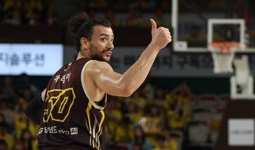 23일 경남 창원체육관에서 열린 KBL 2025-2026 LG전자 프로농구 4강 플레이오프(PO) 1차전 창원 LG 세이커스와 고양 소노 스카이거너스 경기. LG 아셈 마레이가 슛을 넣은 후 손짓하고 있다. 연합뉴스