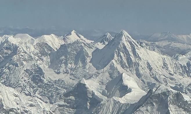 네팔에서 카트만두에서 파로로 가는 항공편 왼쪽 객석에서 볼 수 있는 히말라야 산맥. 구름 아래에서 지평선까지 만년설 연봉이 이어진다.