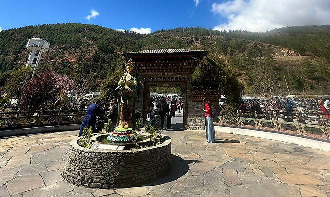 파로 공항 입국장을 나서면 탁 트인 산야를 배경으로 서 있는 여신 모습 불상이 이방인을 맞이한다.