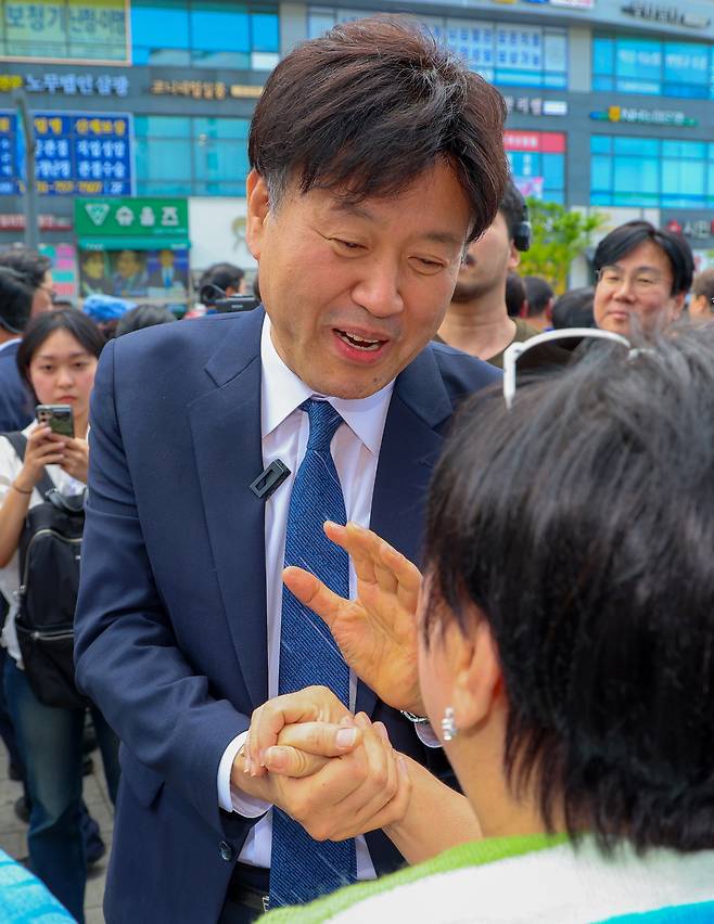 김용 전 민주연구원 부원장이 19일 경기도 성남시 모란민속5일장을 방문해 시민들과 인사를 나누고 있다. 공동취재사진