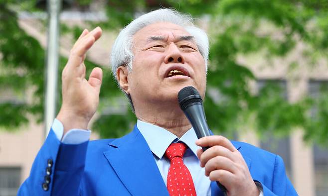 서울서부지방법원 난동 사건의 배후 의혹을 받아 재판에 넘겨진 전광훈 사랑제일교회 목사가 17일 서울 마포구 서울서부지방법원에서 열린 2차 공판에 출석에 앞서 기자회견을 하고 있다. 뉴시스