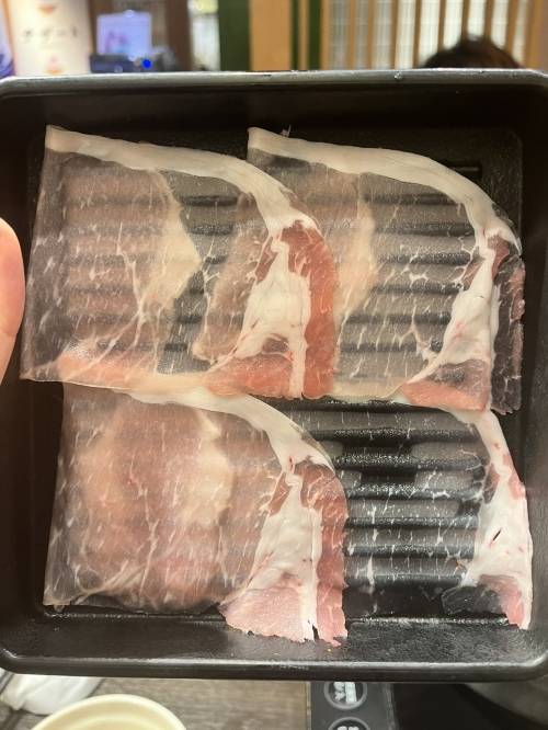 일본의 유명 샤부샤부 무한리필 체인점인 ‘샤부요’(しゃぶ葉)에서 제공한 ‘얇아도 너무 얇은’ 고기. 엑스(X) 캡처