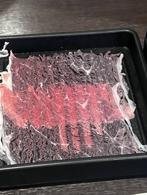 일본의 유명 샤부샤부 무한리필 체인점인 ‘샤부요’(しゃぶ葉)에서 제공한 ‘얇아도 너무 얇은’ 고기. 엑스(X) 캡처