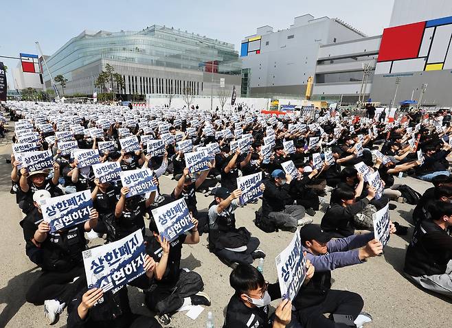 지난 23일 경기 평택 삼성전자 공장 앞에서 노동조합 조합원들이 성과에 걸맞은 보상안을 내놓으라며 구호를 외치고 있다. 연합뉴스