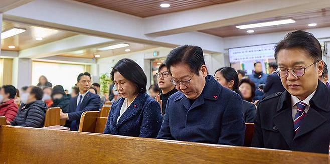 이재명 대통령(가운데)과 김혜경 여사(왼쪽), 김남준 당시 청와대 대변인이 2025년 12월 25일 인천 계양구 해인교회를 방문해 성탄 예배를 드리고 있다. 대통령실