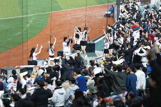 3월20일 울산 문수야구장에서 열린 울산 웨일즈의 KBO 퓨처스(2군)리그 개막전을 찾은 울산 팬들이 열띤 응원을 펼치고 있다. ⓒ뉴시스