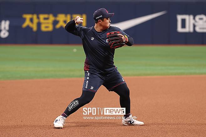 ▲ 25일 광주 KIA전에서 5회 수비 도중 교체되는 장면을 남긴 한동희 ⓒ곽혜미 기자