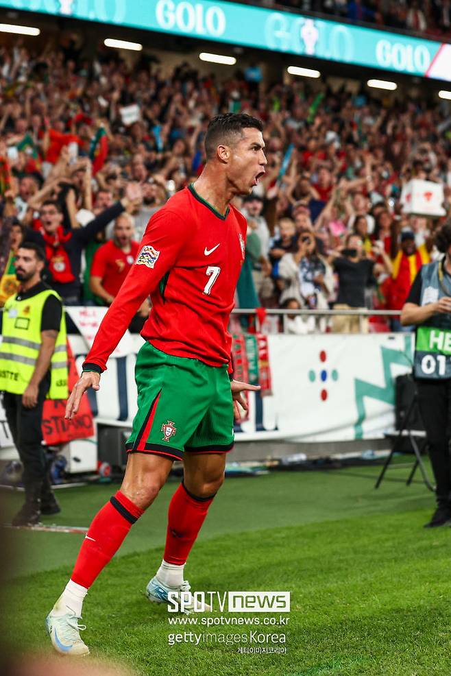 ▲ 이탈리아 체육계에서 개인 전담 셰프로 이름이 높은 조르조 바로네는 대부분 선수가 빠지는 '함정'에도 크리스티아누 호날두(사진)는 결코 발을 디디지 않는 독종이라 귀띔했다. “많은 선수가 늦게까지 플레이스테이션을 하며 깨어 있는 습관이 있는데 이는 선수 생활을 망치는 요소”라면서 "호날두는 이런 생활을 하지 않는다. 늦은 밤까지 깨어 있으면 야식 욕구가 커지고, 결국 잘못된 음식 선택으로 이어질 수 있기 때문"이라고 말했다.