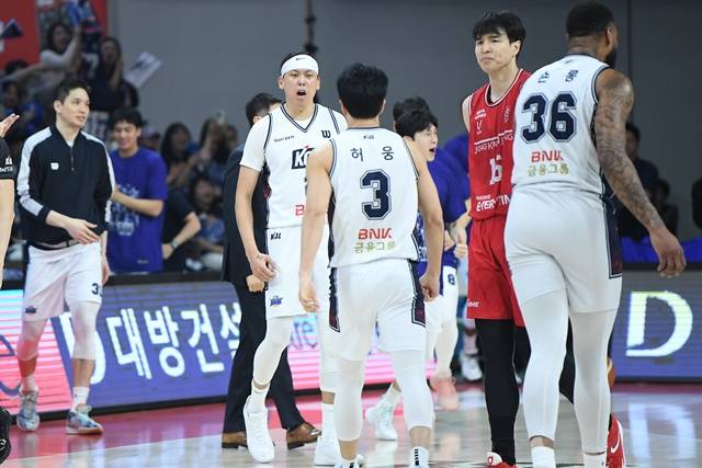 포효하는 최준용(왼쪽)과 허훈(가운데). /사진=KBL 제공