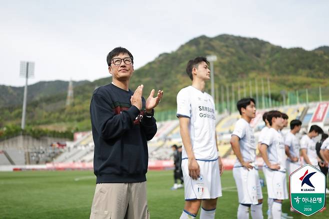 이정효(왼쪽) 수원 삼성 감독이 경남FC전이 끝난 뒤 박수치고 있다. /사진=한국프로축구연맹 제공