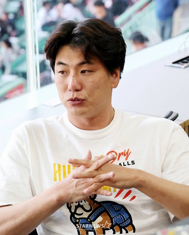 SSG 랜더스 김광현이 24일 SSG랜더스필드에서 열린 2026 신한 SOL KBO리그 KT 위즈와 홈경기를 앞두고 경기장을 찾아 취재진과 인터뷰를 하고 있다. /사진=강영조 선임기자