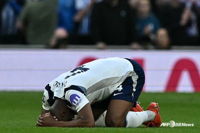 토트넘 수비수 케빈 단소가 좌절하고 있다. /AFPBBNews=뉴스1