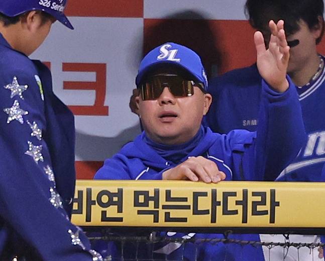 24일 김도환(왼쪽)의 홈런에 하이파이브를 하고 있는 박진만 감독. /사진=삼성 라이온즈