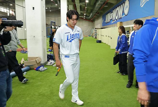 지난 21일 SSG 랜더스와의 대구 홈 경기에 앞서 사과 기자회견을 진행했던 삼성 라이온즈 에이스 원태인. 사진 삼성 라이온즈