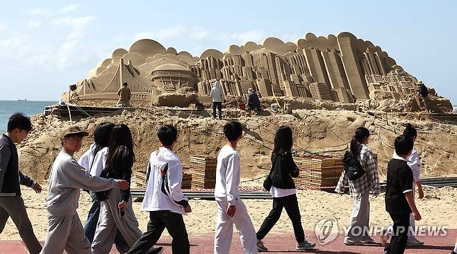 모래조각 중인 해운대해수욕장 (부산=연합뉴스) 강선배 기자 = 화창한 날씨를 보인 24일 부산 해운대구 해운대해수욕장에서 모래 조각가들이 작품을 제작하고 있다. 
    '부산'을 주제로 열리는 올해 해운대 모래축제는 5월 15~18일 열릴 예정이며 모래조각 작품은 6월 14일까지 관람할 수 있다. 2026.4.24 sbkang@yna.co.kr