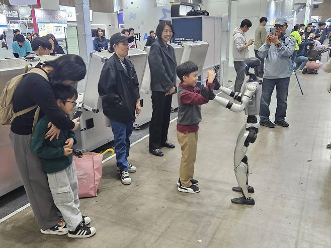 과학축제에서 로봇과 인사하는 어린이 관객 [촬영 조승한]