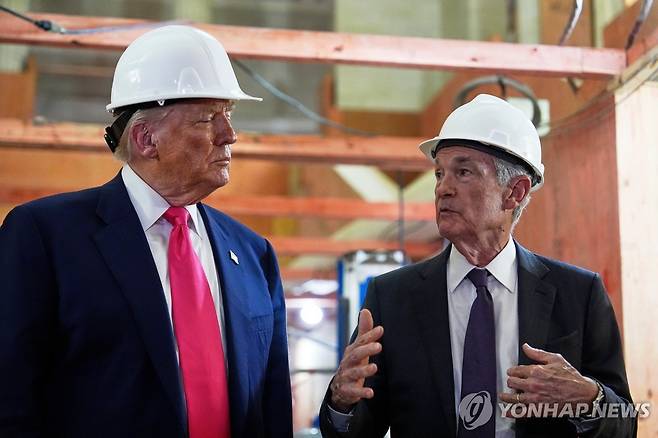 트럼프 대통령과 제롬 파월 연준 의장 지난해 7월 워싱턴DC의 연준 공사 현장을 찾은 트럼프 대통령과 파월 의장. [AP=연합뉴스 자료사진. 재판매 및 DB 금지]