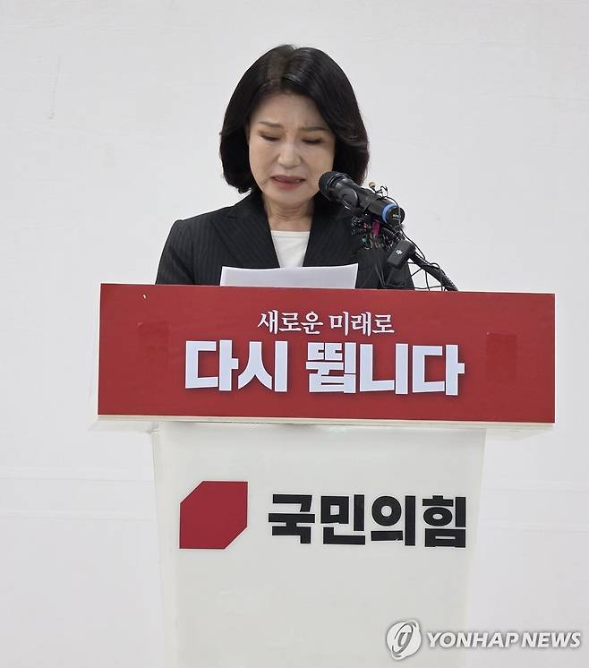 눈물 흘리며 불출마 선언하는 이진숙 전 방통위원장 (대구=연합뉴스) 한무선 기자 = 국민의힘 대구시장 공천에서 컷오프되자 무소속 출마 행보를 보여온 이진숙 전 방송통신위원장이 25일 국민의힘 대구시당 당사에서 연 기자회견에서 시장 선거 불출마를 선언하며 눈물을 흘리고 있다.  2026.4.25. mshan@yna.co.kr