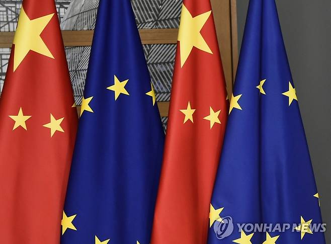 중국 국기와 유럽연합 깃발 [AP 연합뉴스 자료사진. 재판매 및 DB 금지]