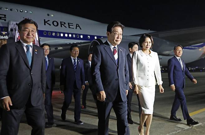 ▲ 인도·베트남 국빈방문을 마치고 귀국한 이재명 대통령과 김혜경 여사가 24일 성남 서울공항에서 차량으로 이동하고 있다. /연합뉴스