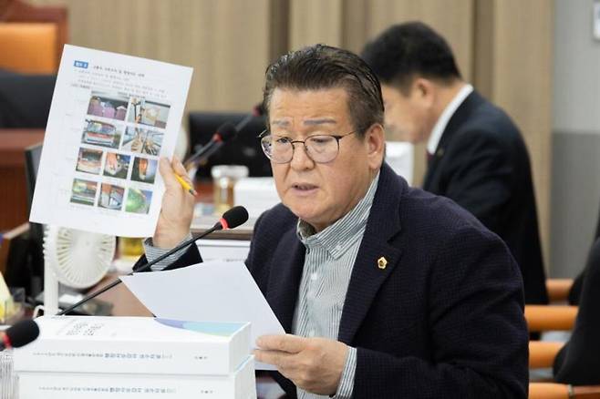 ▲ 안명규 경기도의원이 건설교통위원회에서 집행부를 향해 질타를 하는 모습. /사진제공=경기도의회