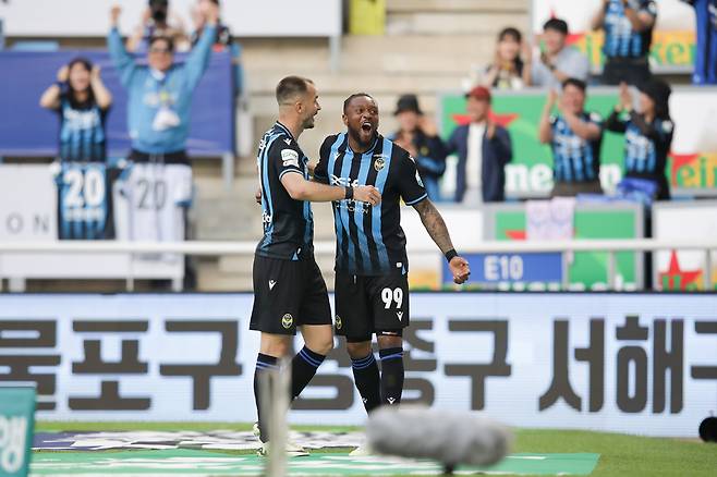 인천 유나이티드 페리어(오른쪽)가 25일 인천축구전용경기장에서 열린 K리그1 10라운드 제주SK와의 홈경기에서 후반 결승골을 터뜨린 뒤 무고사와 환호하고 있다.