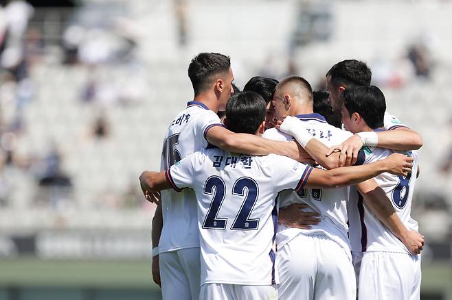26일 서울 목동종합운동장에서 열린 하나은행 K리그2 2026 9라운드 화성FC와 서울 이랜드의 경기에서 화성 선수들이 선제골을 터뜨린 뒤 기쁨을 나누고 있다.