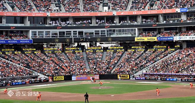 12일 대전한화생명볼파크에서 열린 한화이글스와 기아타이거즈의 경기에서 야구장을 찾은 팬들이 응원을 하며 경기를 관람하고 있다. 이성희 기자