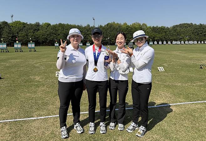 광주은행 텐텐양궁단 선수들이 팀동료 안산을 축하해주고 있다.<광주은행 텐텐양궁단 제공>