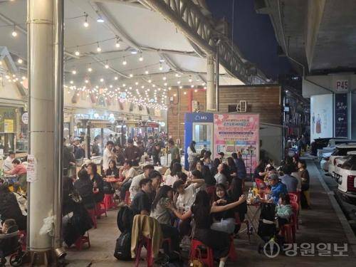 ◇주말을 앞둔 지난 24일 밤 춘천 풍물시장에서 열린 춘풍야장이 시민들로 북적이고 있다.