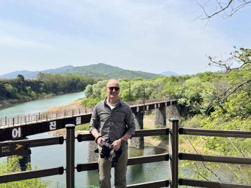 ◇6·25참전용사였던 고 어네스틴 버니어씨의 아들 크리스토퍼 버니어씨는 지난 22~23일 철원을 찾아 철원군의 지원으로 6·25전쟁 당시 부친이 전투에 나섰던 근북면 유곡리 잣골과 한탄강 일대를 둘러봤다.