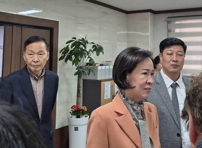 국민의힘 이인선 대구시당 공천관리위원장이 지난 25일 대구시당 3층 회의실 앞에서 제15차 회의 후 기자들과 만나 대화하고 있다. /장은희기자