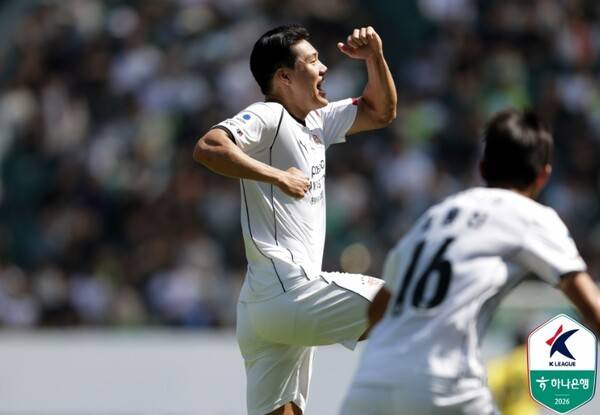 26일 전주 월드컵 경기장에서 벌어진 포항스틸러스와 전북현대와의 K리그1 경기에서 후반 18분 PK 골을 성공시킨 이호재가 동료들과 기뻐하고 있다. 한국프로축구연맹 제공