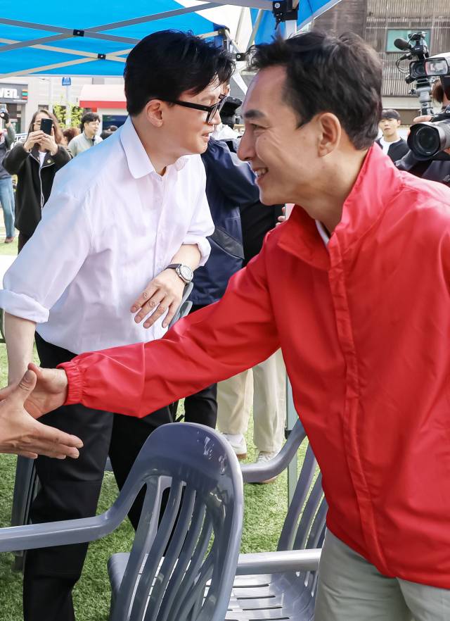 부산 북갑 국회의원 보궐선거에서 국민의힘 공천을 바라는 박민식 전 국가보훈부 장관과 무소속 출마를 공식화 한 한동훈 전 국민의힘 대표가 26일 부산 구포초에서 열린 동문운동회에 참석해 있다. 김종진 기자 kjj1761@