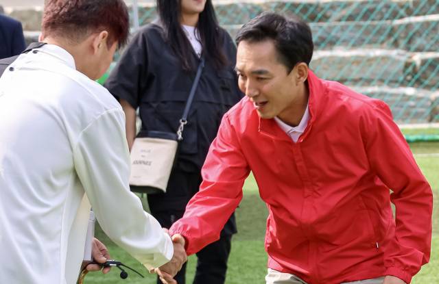 부산 북갑 국회의원 보궐선거에서 국민의힘 공천을 바라는 박민식 전 국가보훈부 장관이 26일 부산 구포초에서 열린 동문운동회에 참석해 있다. 김종진 기자 kjj1761@