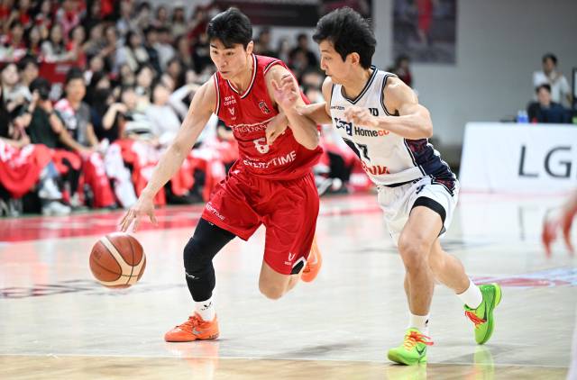 부산 KCC의 허훈(오른쪽)이 26일 안양 정관장 아레나에서 열린 2025-2026 프로농구 4강 PO 2차전 경기에서 정관장 박지훈의 드리블을 방어하고 있다. KBL 제공