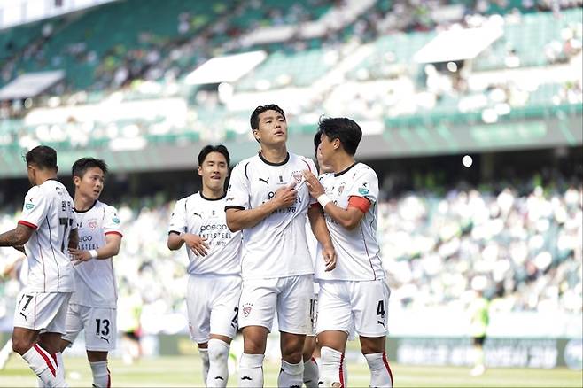 ▲ 포항스틸러스 이호재가 26일 전주월드컵경기장에서 열린 전북과의 하나은행 K리그1 10라운드 후반 18분 페널티킥을 성공시킨 뒤 동료들로부터 축하를 받고 있다.