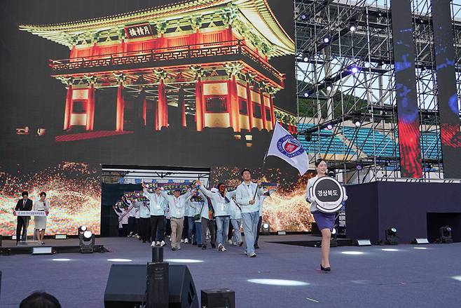 ▲ 지난 24일 김해종합운동장에서 열린 2026 전국생활체육 대축전 개막식에서 경북선수단이 입장하고 있다.