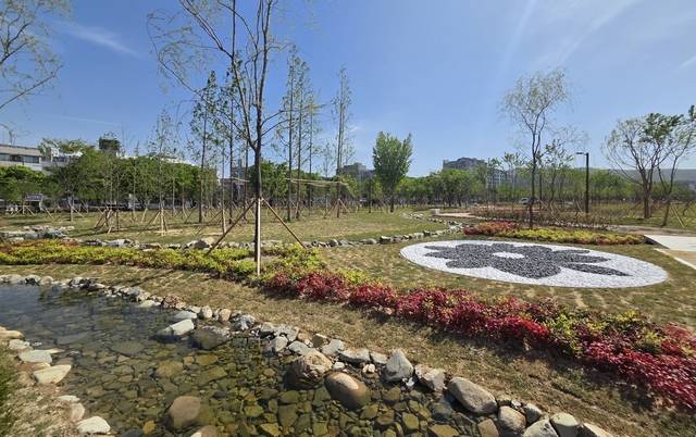 경주시가 황성공원에 조성하고 있는 도시바람길숲의 실개천과 화단. 경주시 제공