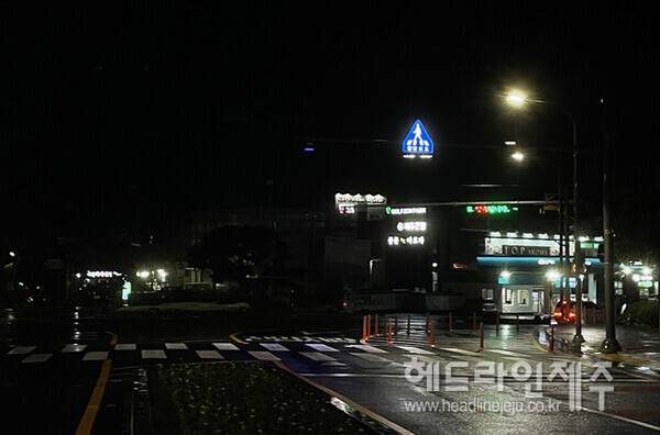 발광형 교통안전표지판과 LED 투광등이 결합된 횡단보도 안전지킴이 설치 모습. (사진=서귀포시 제공)