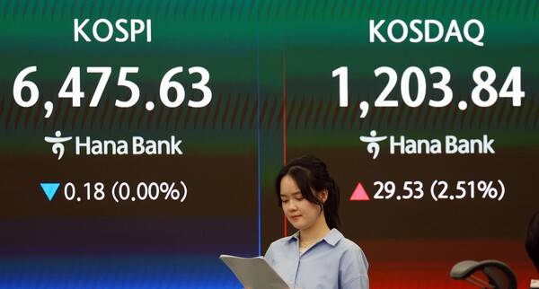 24일 서울 하나은행 본점 딜링룸 전광판에 코스닥 지수가 표시돼 있다. 코스닥지수가 종가 기준 1200선을 넘어선 건 '닷컴 버블' 시기인 지난 2000년 8월 4일(1238.80) 이후 처음이다. [출처= 연합]
