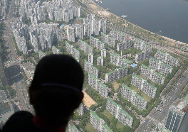 서울 송파구 롯데월드타워에서 바라본 아파트의 모습. 2026.4.19. [사진=연합뉴스]