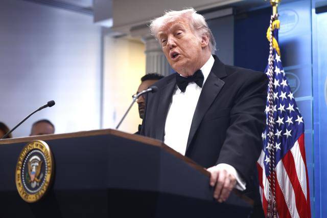 도널드 트럼프 미국 대통령이 25일(현지시간) 워싱턴 힐튼 호텔에서 총격 사건 발생 후 백악관에서 연설을 하고 있다.[사진=EPA·연합뉴스]