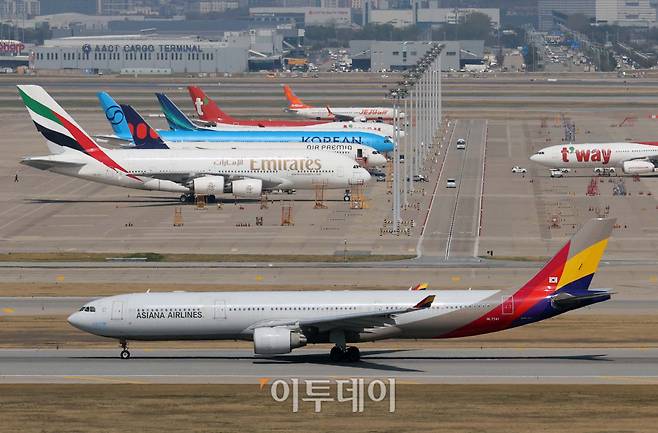 중동전쟁 탓에 내달부터 국제선 항공권에 부가되는 유류할증료가 역대 최고 단계인 33단계(배럴당 470센트 이상)로 치솟은 가운데 16일 인천국제공항 활주로에서 비행기가 이동하고 있다.(신태현 기자 holjjak@)