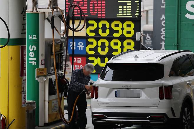 ▲22일 서울의 한 주유소에서 운전자가 차량에 기름을 넣고 있다. 사진=연합뉴스