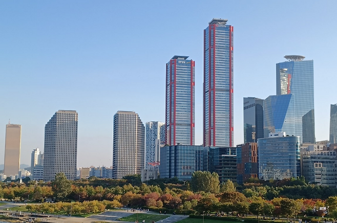 금융권에서는 은행 이자 이익보다 비은행 계열사가 2026년 금융지주 실적을 좌우할 거라는 의견이 힘을 얻고 있다. 사진은 여의도 증권가의 모습이다. /연합뉴스