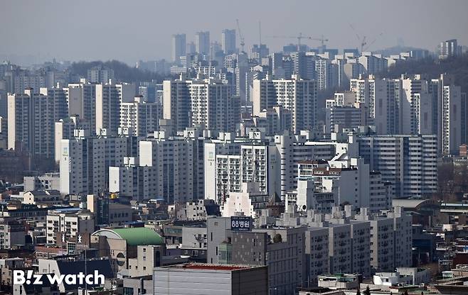 3월 서울 아파트 전월세 갱신계약 비중이 전체 임대차 계약의 절반을 넘어선 것으로 조사됐다. 사진은 23일 중랑지역 주거단지 모습. / 사진=이명근 기자 qwe123@